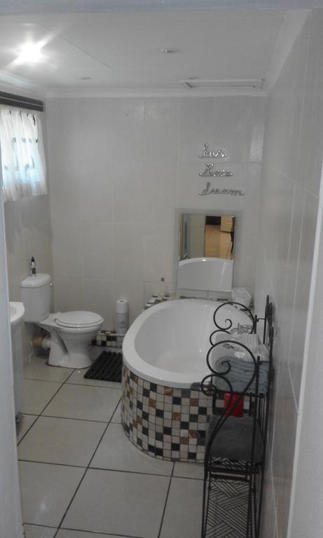 Poetry Guestrooms Vryburg Zimmer foto